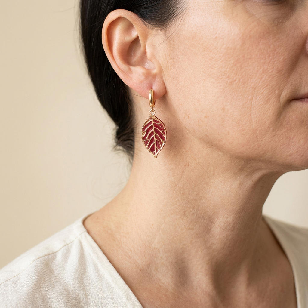 Celia Plum vinröda bladörhängen med guldpläterade creoler på modell