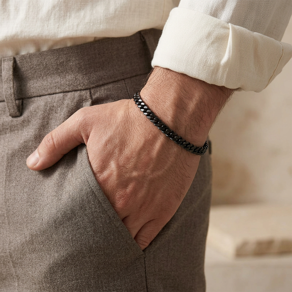 Knox Black Armband buren på modell