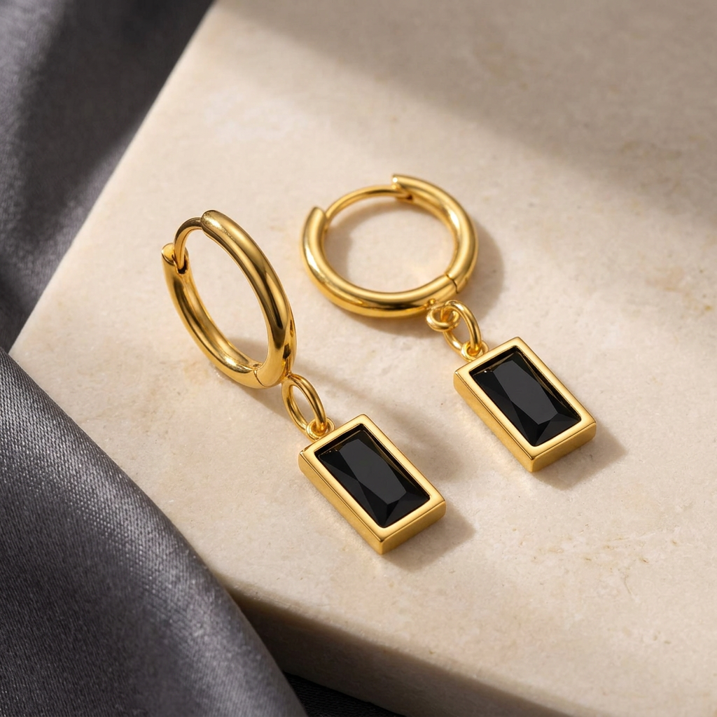 Aira Noir Earrings Gold på ljus sten med mörkt tyg