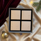 Pearl Glow Gold, fyra stängda adventsaskar i kalendern på champagnefärgat siden med vinröd sammet och juldetaljer