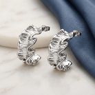 Mira Earrings Silver på elfenbensfärgad marmor med djupblått siden