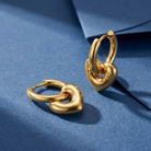Vera Earrings Gold mot blå bakgrund med skuggor
