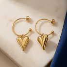 Miren Earrings Gold på elfenbensfärgad marmor med djupblått siden