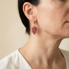 Celia Plum vinröda bladörhängen med guldpläterade creoler på modell