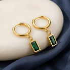 Aira Bottle Green Earrings Gold på elfenbensfärgad sten med djupblått siden