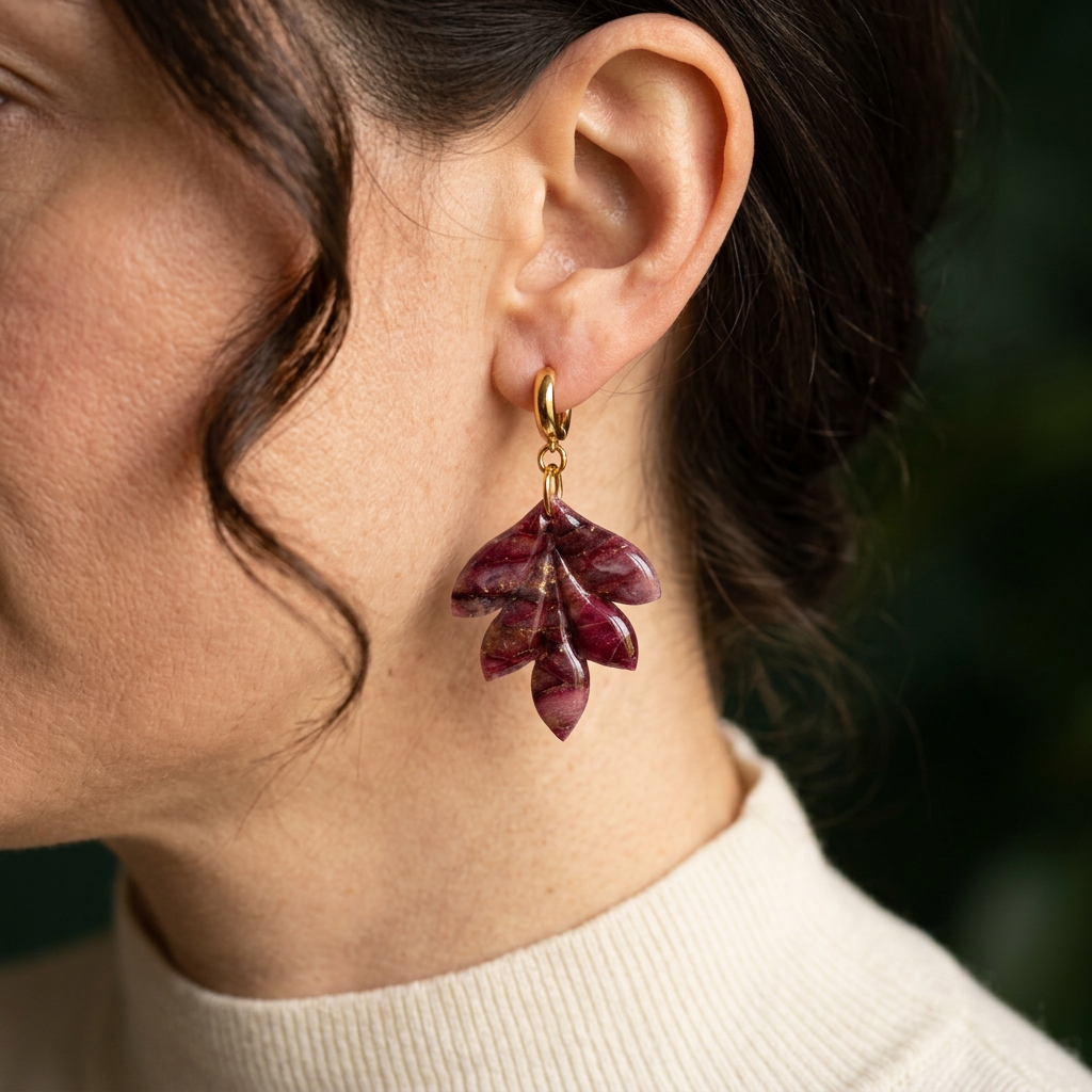Aurelia Burgundy med guldpläterad creol, närbild på modell