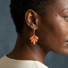 Aurelia Amber Small med guldpläterad creol på modell